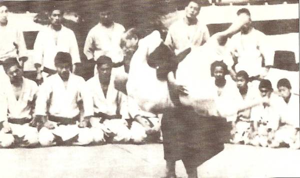 Mistrz Kano demonstruje techniki judo
